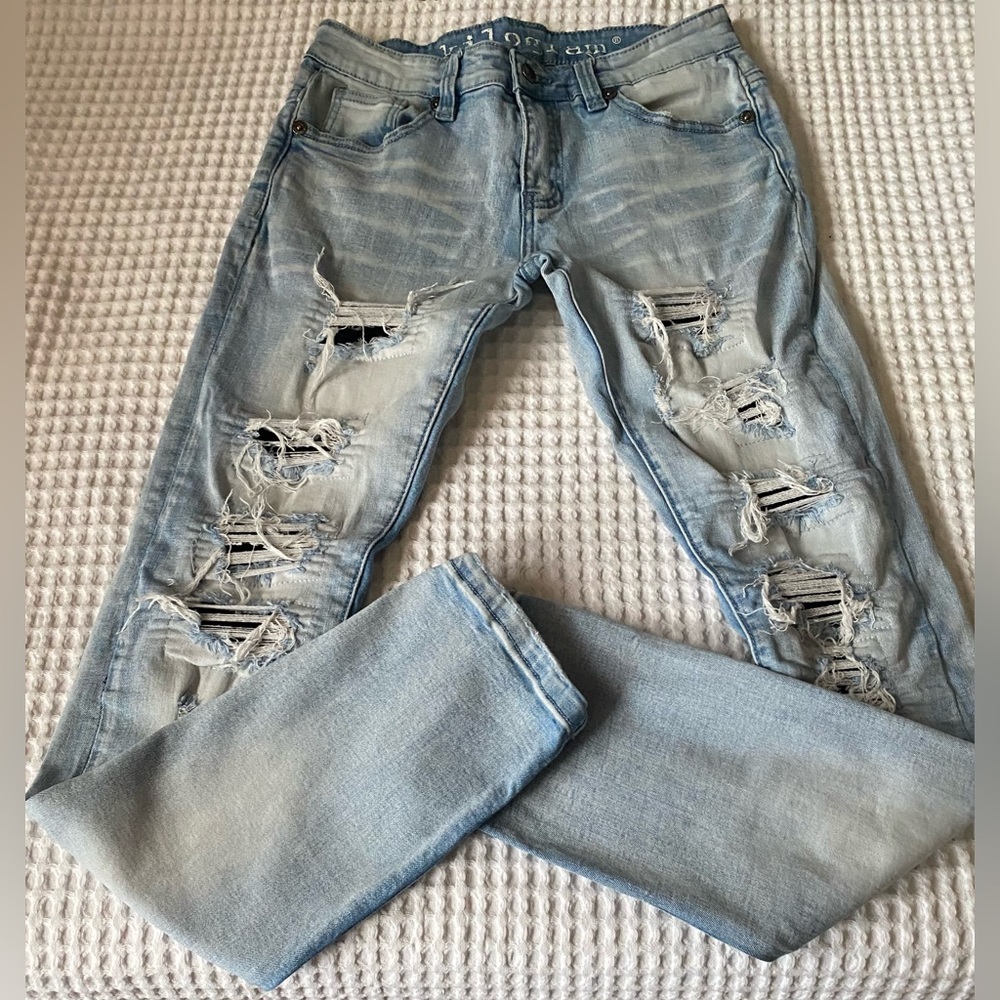 Brand new men’s awesome Kilogram jeans ripped for style. Loving 🥰 get em 🤩